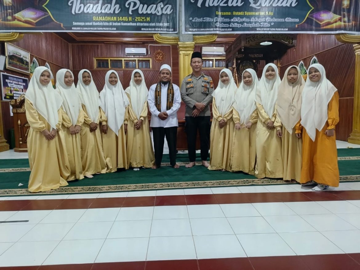 Wujud Kedekatan Polri dengan Masyarakat, Polsek Pujud Polres Rohil Bersamai Acara Peringatan Nuzul Quran Ramadhan 1446.H