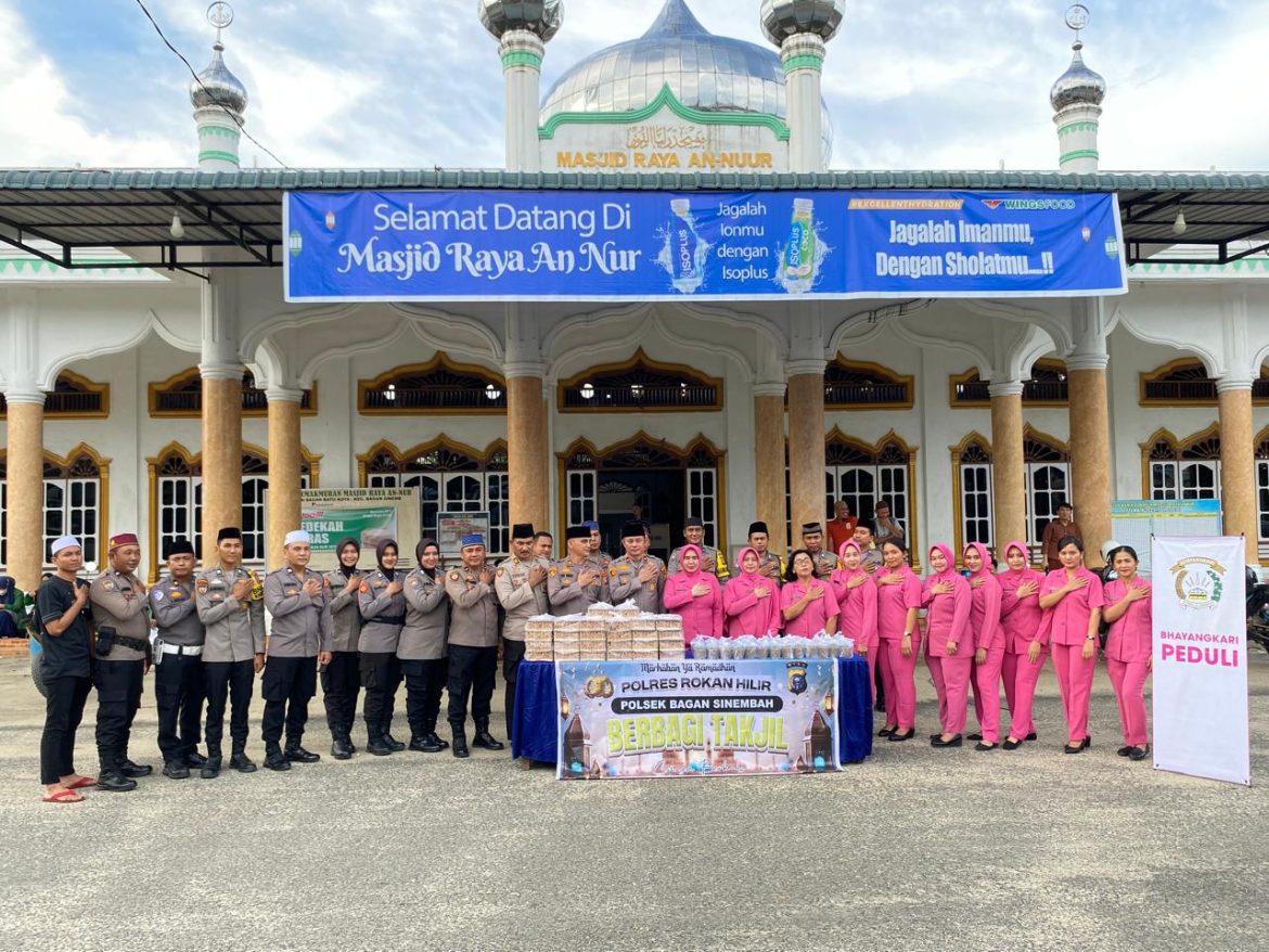 *Sinergi Polsek Bagan Sinembah Polres Rohil dan Mahasiswa Bagikan Takjil Wujud Pelayanan kepada Masyarakat*