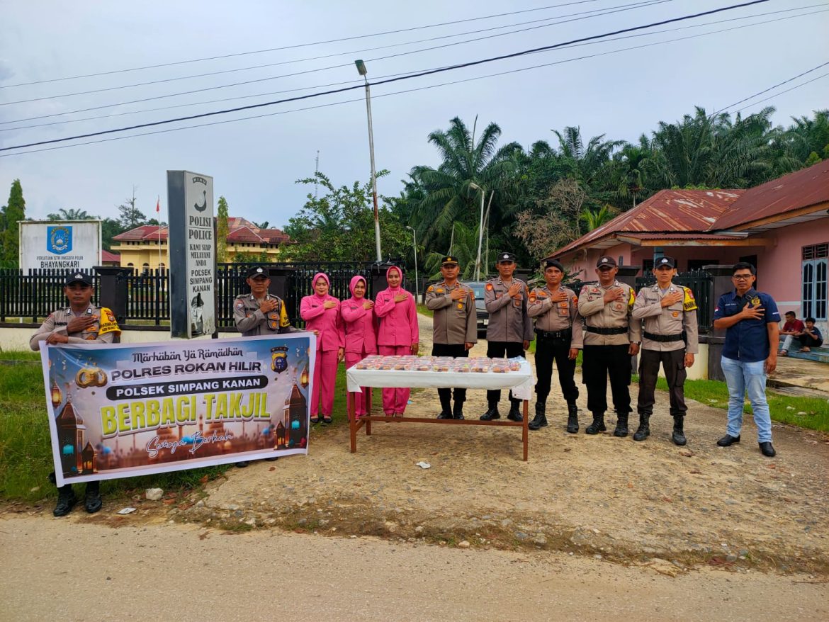 Berbagi Takjil di Bulan Ramadhan, Wujud Kedekatan Polsek Simpang Kanan dan Bhayangkari dengan Masyarakat 