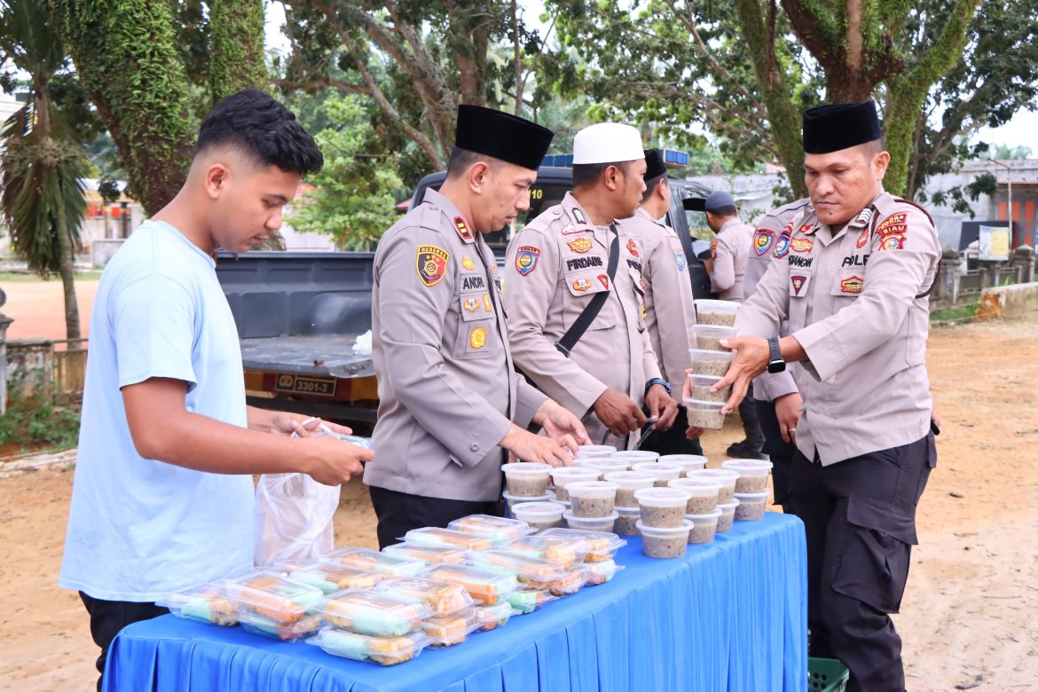 Personel Polsek Rimba Melintang Polres Rohil bersama Bhayangkari, Berbagi Berkah Ramadhan dengan Bagikan Takjil 