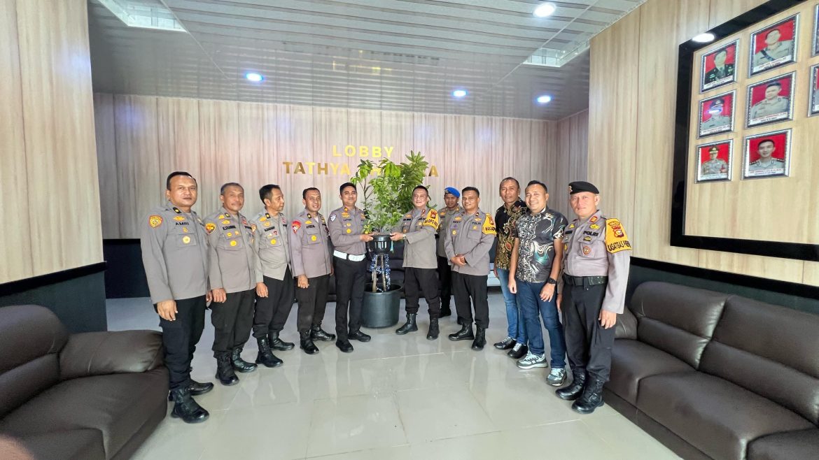 Suburkan Bumi Kembali Asri, Kapolres Rohil Serahkan Bibit Pohon ke Kasat Lantas untuk Ditanam 