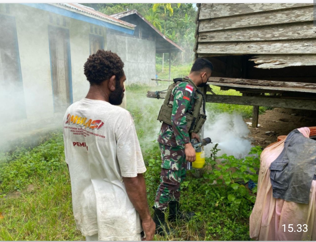 *Cegah Timbulnya Bibit Penyakit Malaria, Satgas Yonif 131/BRS Lakukan Fogging Rumah Warga di Perbatasan Papua*