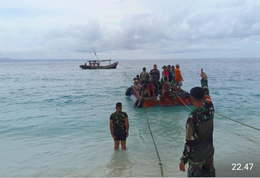 Satgas Marinir TNI AL Evakuasi Awak Kapal KM. Lombok yang Mengalami Kecelakaan di Perairan Laut Pulau Deli Banten