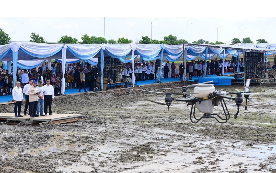 Presiden Prabowo Tebar Benih Padi Dengan Teknologi Drone Pertanian