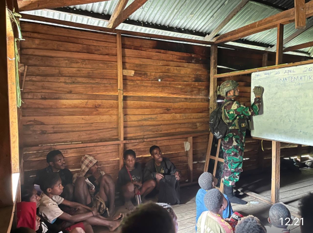 Gagah di Medan Tempur, Lembut di Ruang Kelas: Dedikasi Satgas TNI untuk Pendidikan Papua