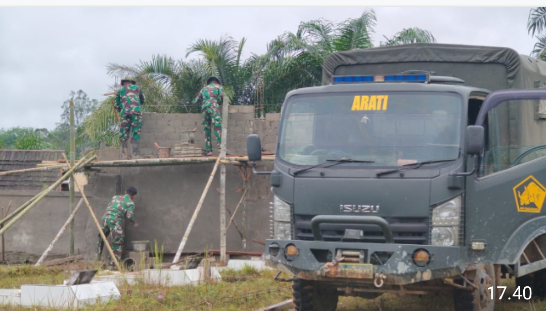 *Satgas Pamtas RI-Mly Yonzipur 5/ABW Tingkatkan Keindahan Fasilitas di TMP Dwikora Melalui Pembuatan Pagar*