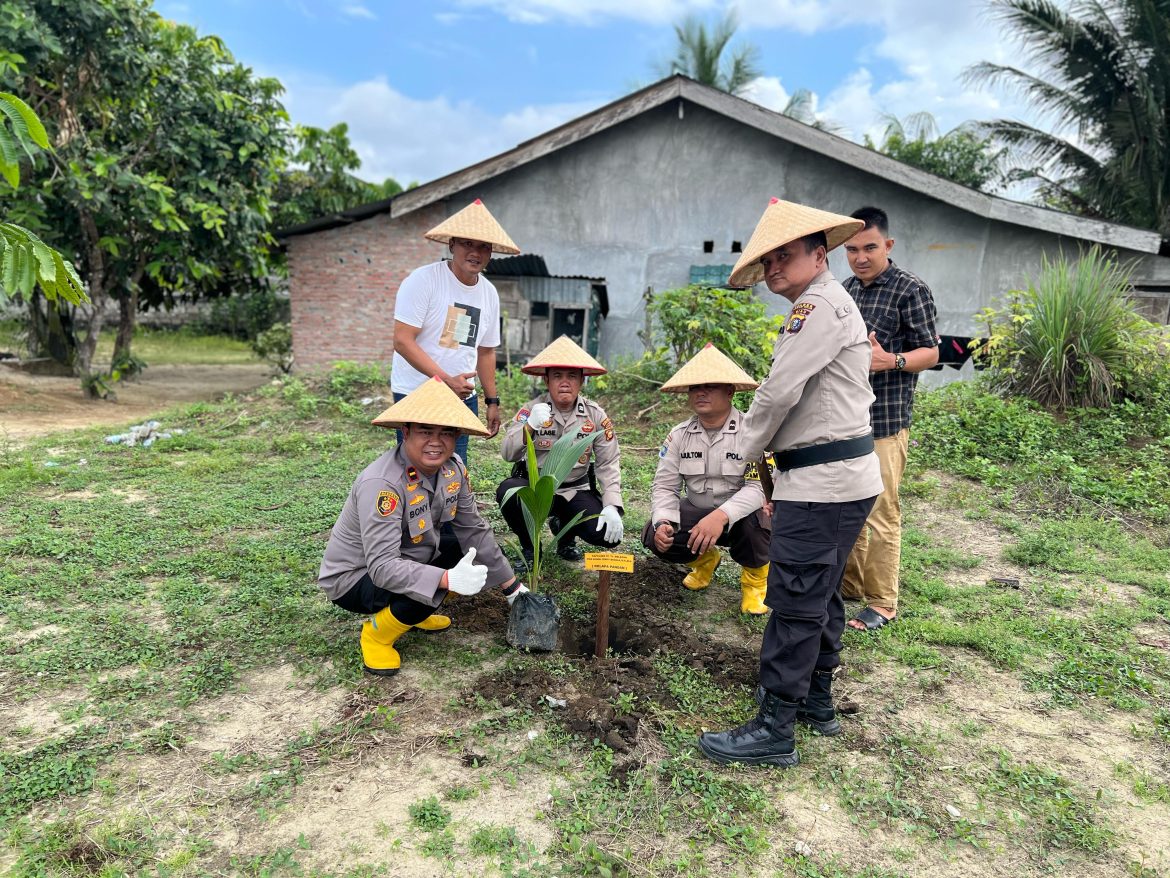 Dukung Program Kapolda Riau Dibidang Pencegahan Polusi Udara, Polsek TPTM Polres Rohil Tanam Bibit Pohon 
