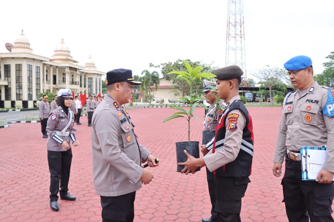 Kapolres Rohil Pimpin Apel Pagi Usai Cuti Lebaran, Sekaligus Beri Bibit Pohon ke Personel Berulang Tahun 