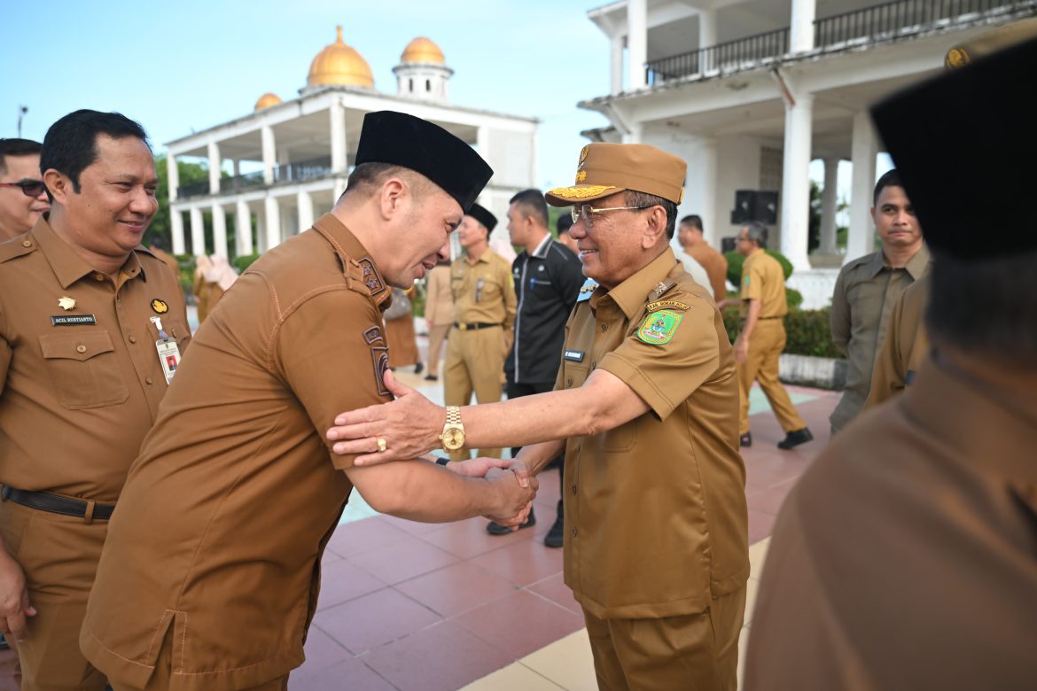 Perdana Masuk Kerja Pasca Libur Idul Fitri, Bupati Rohil Pimpin Apel Bersama dan Halal Bihalal 