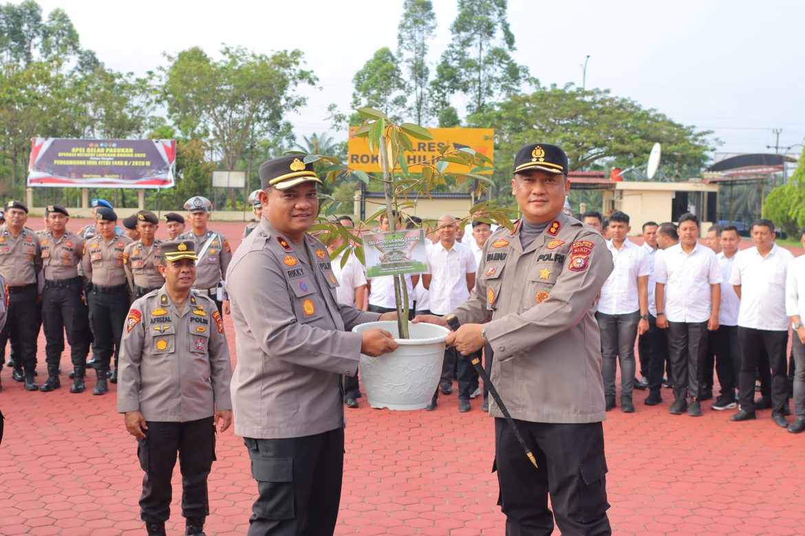 Kapolda Riau Berikan Bibit Pohon Saat Kapolres Rohil Merayakan Hari Ulang Tahun 