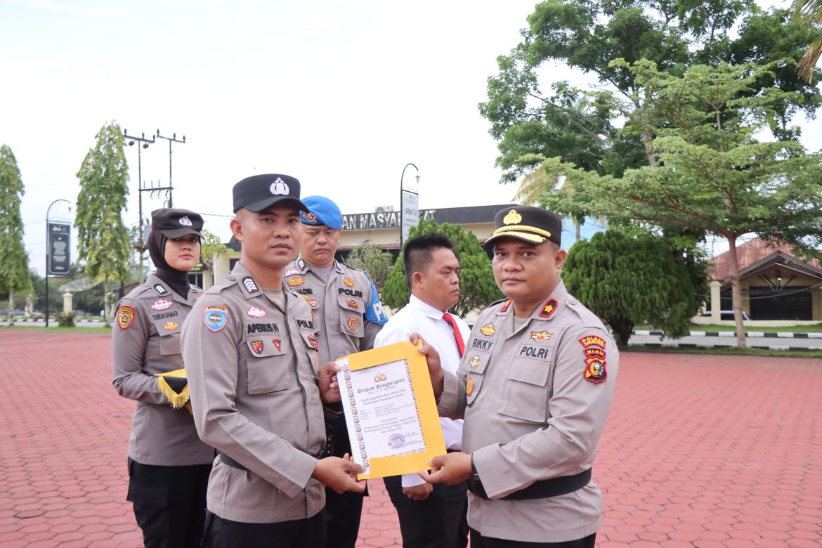 *Dinilai Berprestasi, Kapolsek Pujud bersama Personel Terima Penghargaan di Upacara Hari Kesadaran Nasional Polres Rohil*