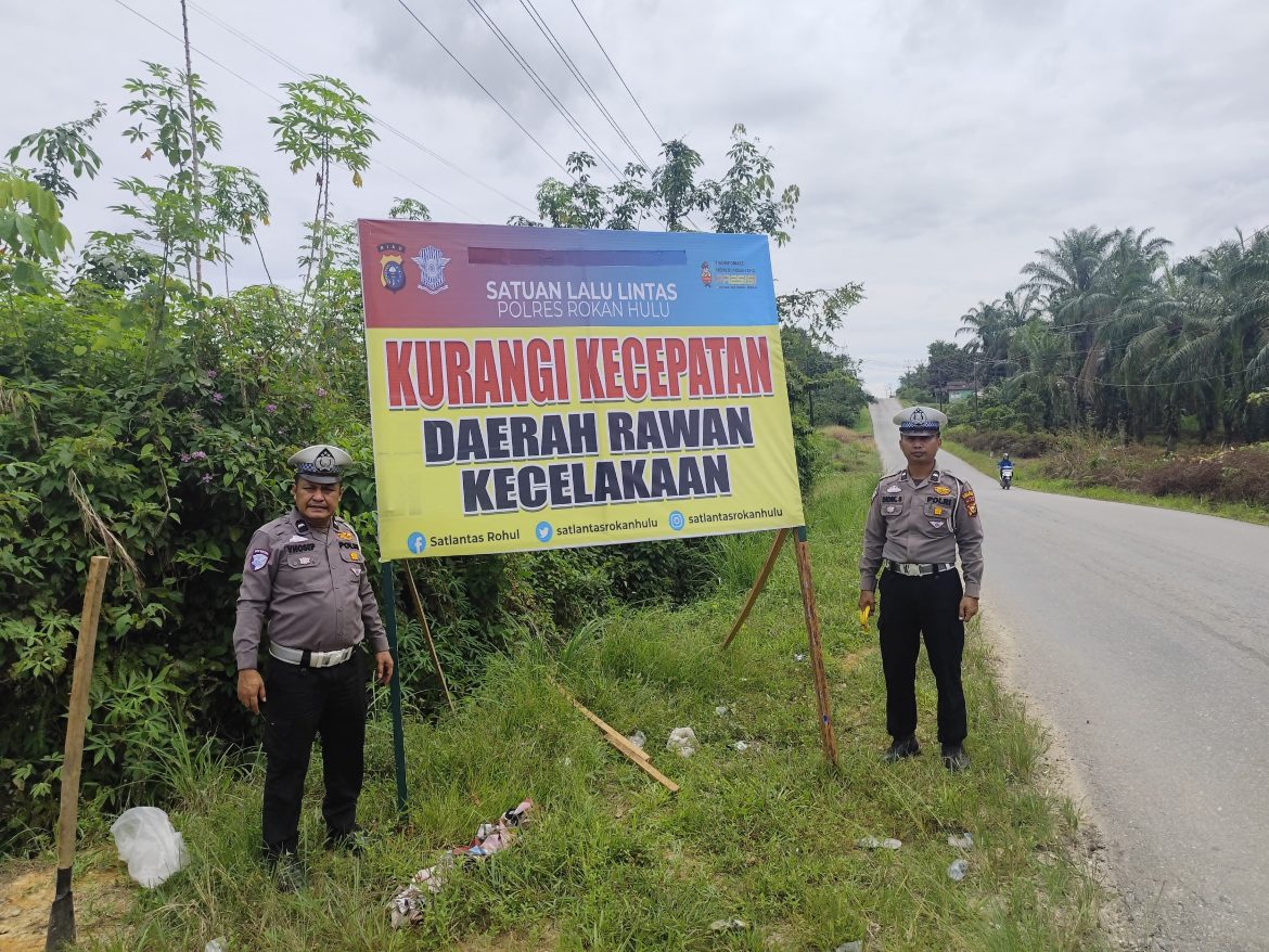 Sat Lantas Polres Rohul Gencar Sosialisasi Keselamatan Berlalu Lintas Lewat Pemasangan Spanduk Di Titik Rawan Laka