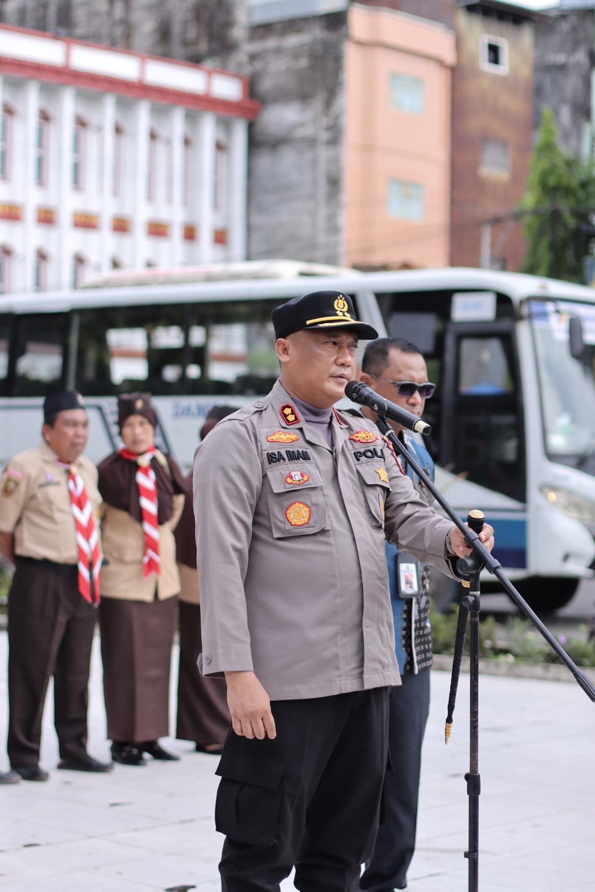 Lepas Kontingen ke Jambore Karhutla Riau 2025 bersama Forkopimda, Kapolres Rohil Serahkan Bibit Pohon 