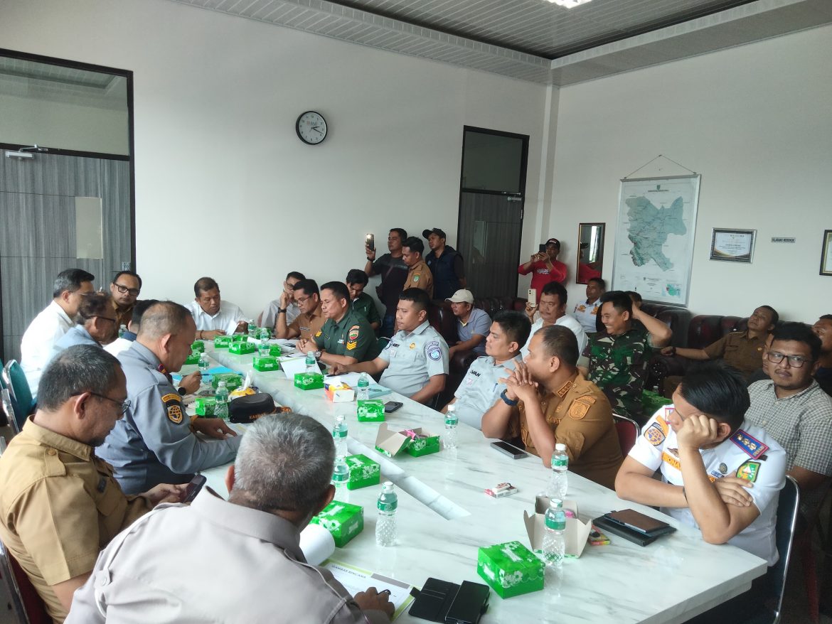 Sinergi dengan Pemerintah, Polsek Ujungbatu Turut Hadiri Rakor Penutupan Jembatan Sungai Rokan