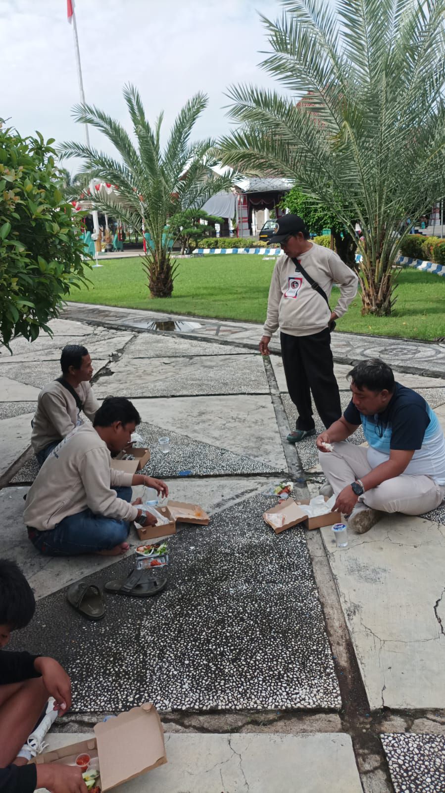 Dalam Rangka Peringati HUT ke-4, AWAS Gelar Bakti Sosial Bertajuk “Peduli-Merajut Bersama Membangun Sampang Lebih Maju”