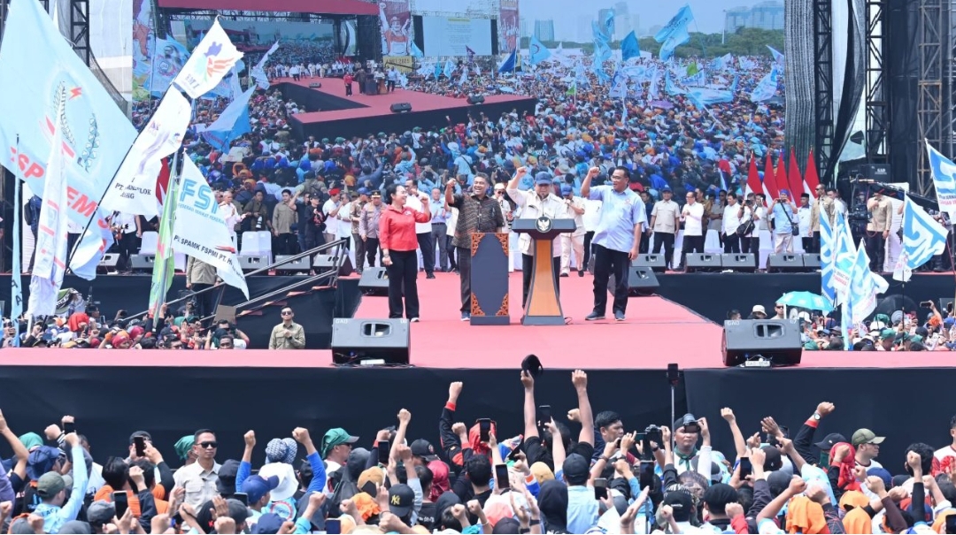 Presiden Prabowo Hadiri Peringatan Hari Buruh Internasional di Monas