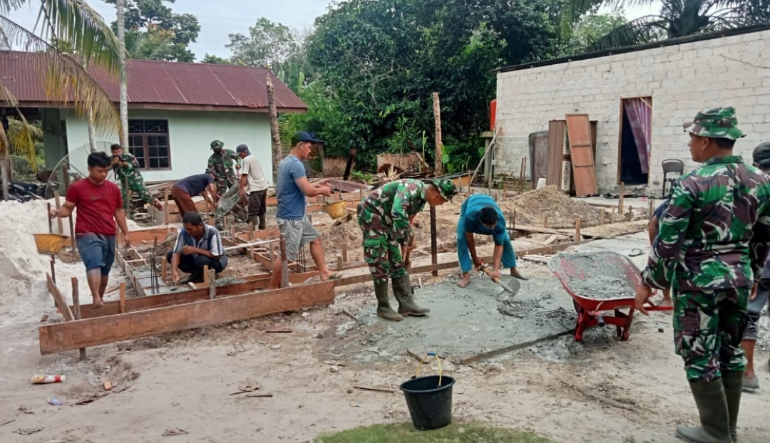 *Personil Satgas TMMD Ke-124 Kodim 0320 Dumai Beri Harapan Baru, Perbaiki RTLH Untuk Warga Bukit Kayu Kapur*