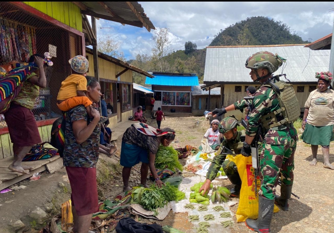 Aksi Humanis Satgas TNI di Sinak: Borong Dagangan Mama Papua