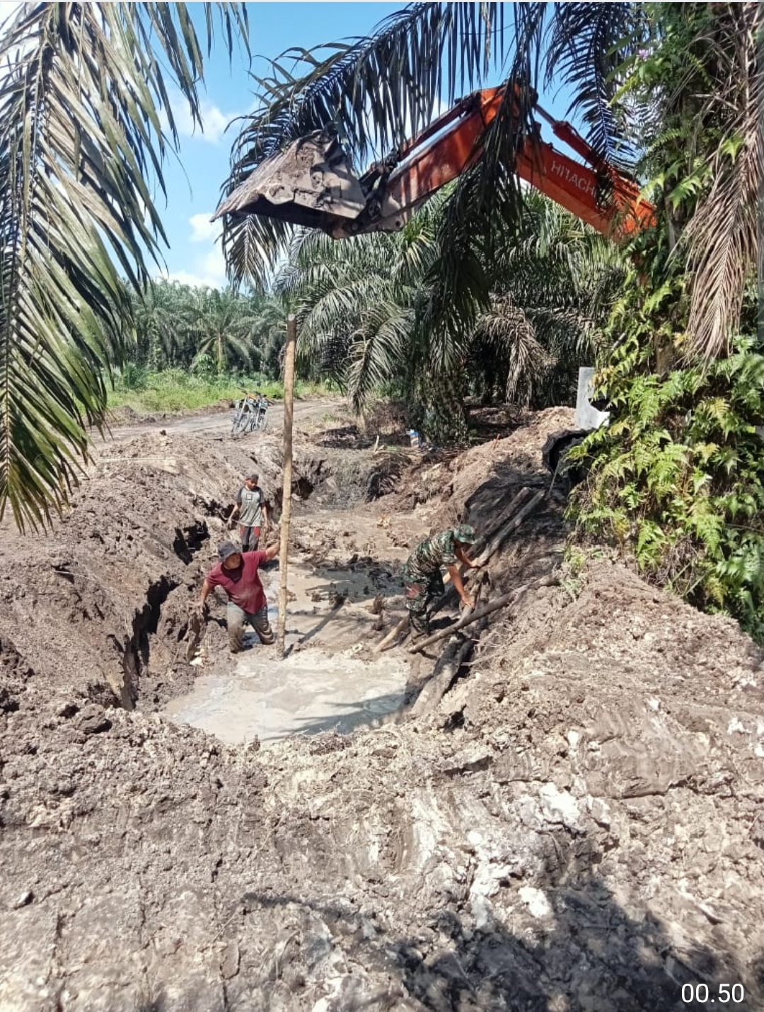 *Aksi Nyata TMMD ke-124 Kodim 0320 Dumai : Pemasangan Box Culvert di Bukit Kayu Kapur Terus Berjalan Lancar*