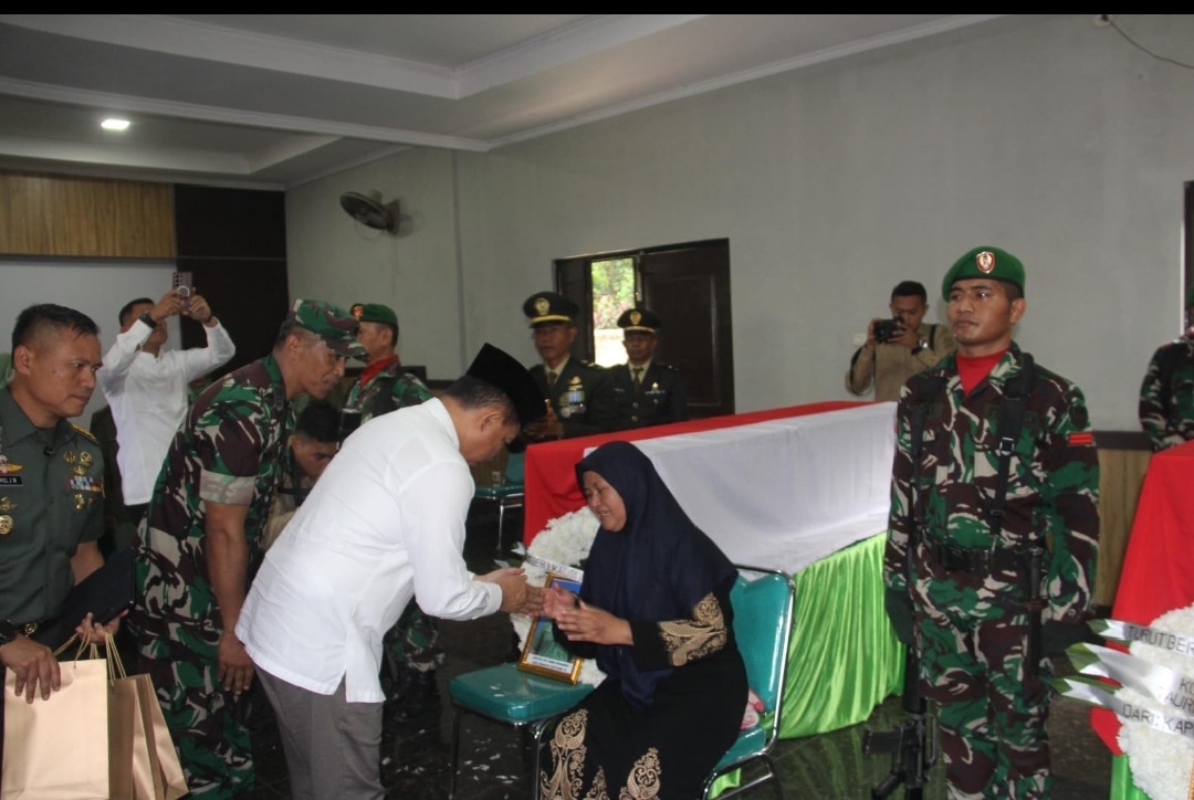 TNI Berduka: Panglima TNI Hadiri Upacara Pelepasan Jenazah Prajurit Korban Ledakan Munisi