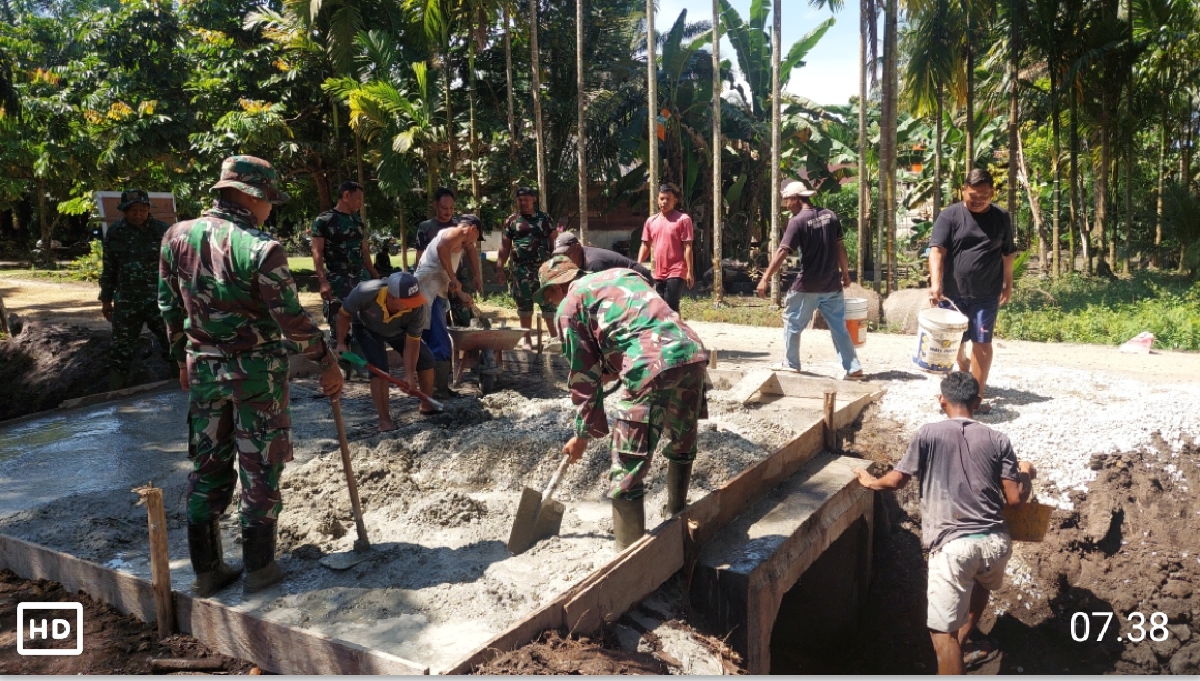 *Gotong Royong Pengecoran Box Culvert Warnai Kegiatan TMMD ke-124 Kodim 0320/Dumai di Kelurahan Bukit Kayu Kapur*
