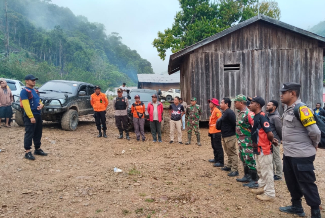 *TNI AD Kerahkan Pasukan dan Peralatan, Bantu Korban Banjir Pegunungan Arfak*