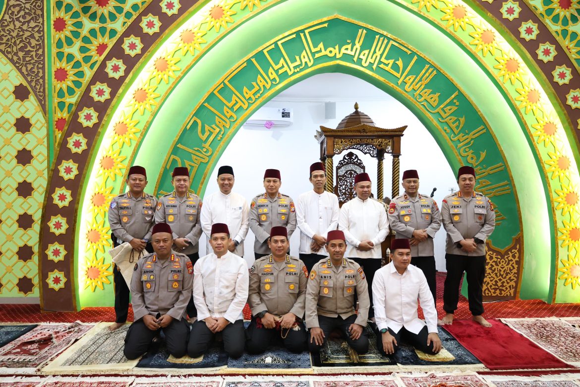 *Polda Riau Gelar Kajian Subuh Ilmiah Bersama Ustad Abdul Somad dan Rocky Gerung**