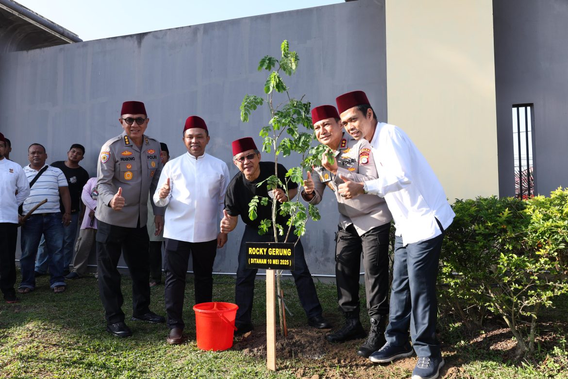 *Penanaman Pohon Bersama Ustad Abdul Somad dan Rocky Gerung Warnai Pagi di Halaman Mapolda Riau*