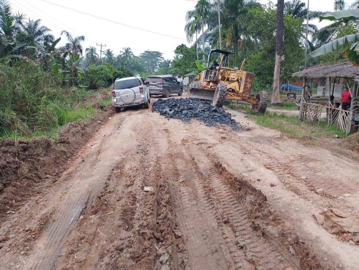 Pemkab Rohil Akomodir Permintaan Warga, Perbaikan Jalan di Kepenghuluan Tanjung Leban Dimulai