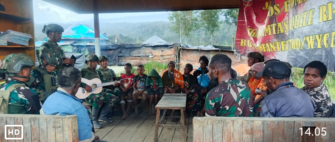 Satgas TNI di Pos Eromaga: Mengukuhkan Kebersamaan dengan Ibadah Mingguan Bersama Warga Kristen Kampung Eronggobak