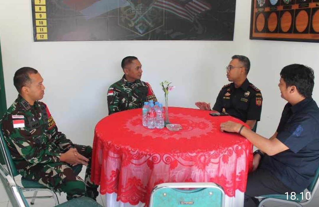 Jalin Kerjasama dan Sinergi, Dansatgas Pamtas RI-Malaysia Yonkav 3/AC Kunjungi PLBN Badau