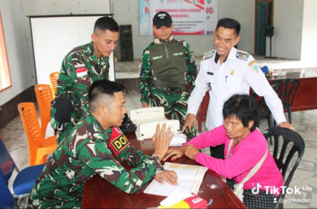 Satgas Yonkav 3/AC Bantu Posyandu Lansia Bersama Puskesmas Sebidang