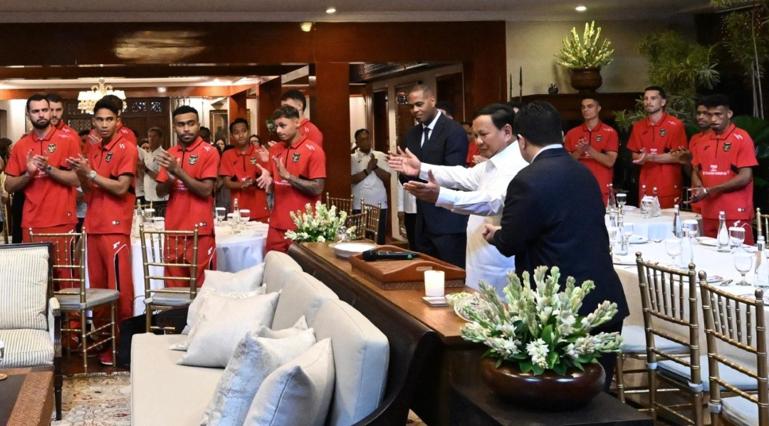Hangat dan Penuh Kekeluargaan, Presiden Prabowo Sambut Timnas Sepak Bola di Kertanegara