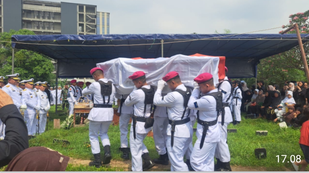 Danpasmar 1 Berikan Penghormatan Terakhir Kepada Rekan Satu Angkatannya