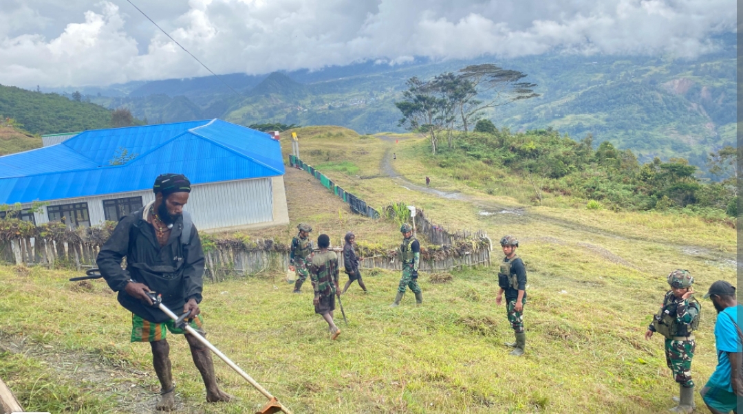 *Satgas TNI Berjibaku Bersama Warga, Siapkan Lokasi Bakar Batu dengan Semangat Kebersamaan di Kampung Wombru*  