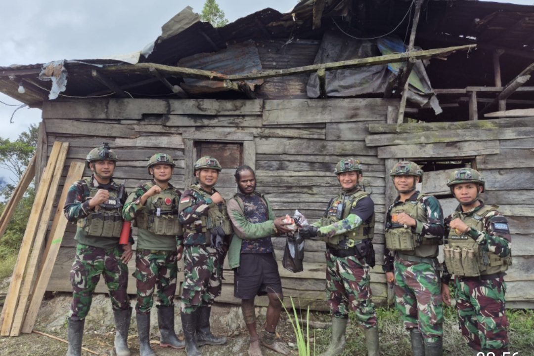 Di Bawah Atap Retak, TNI Hadir Bawa Harapan: Karya Bhakti untuk Mama Sakola
