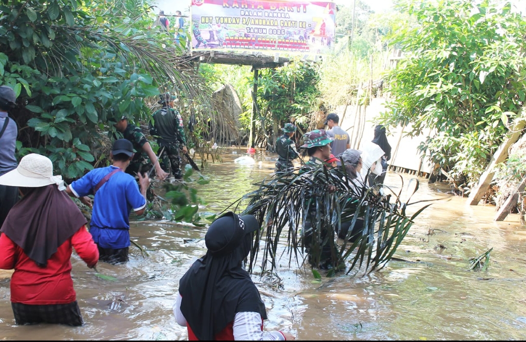 Prajurit Satgas Pamtas Bersama Masyarakat Laksanakan Karya Bakti di Perbatasan, Dalam Rangka HUT Yonkav 3/AC Ke-73