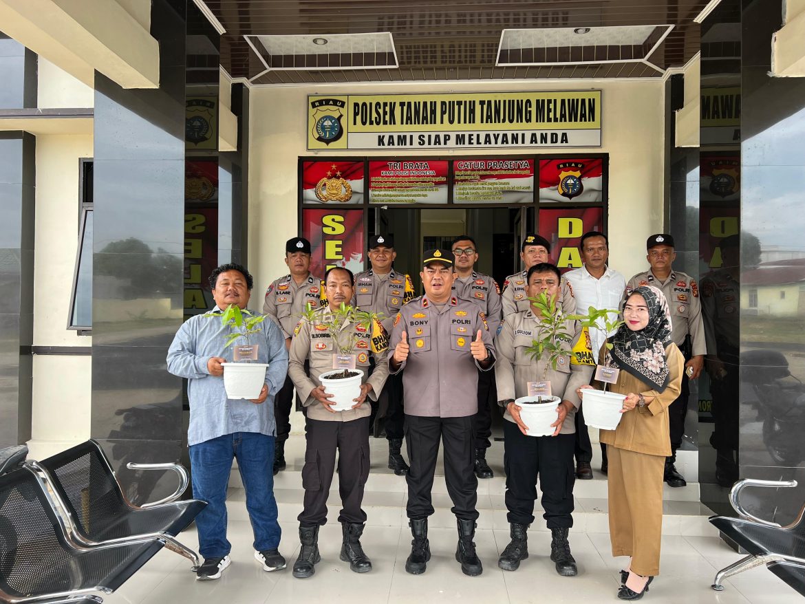 Kapolsek TPTM IPDA Boni ferdi Sagala berikan bibit pohon kepada personel dan staf yang berulang tahun