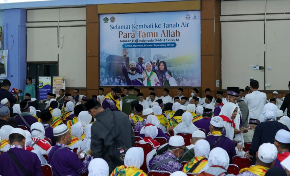 Bupati Asmar Sambut Kepulangan Jemaah Haji Kepulauan Meranti di Selatpanjang