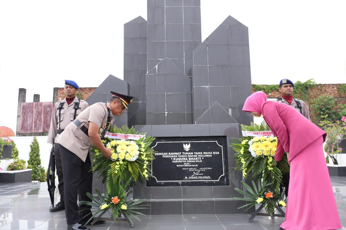 Kapolres Rohil Pimpin Upacara Tabur Bunga di Makam Pahlawan, dalam rangka HUT Bhayangkara ke- 79 