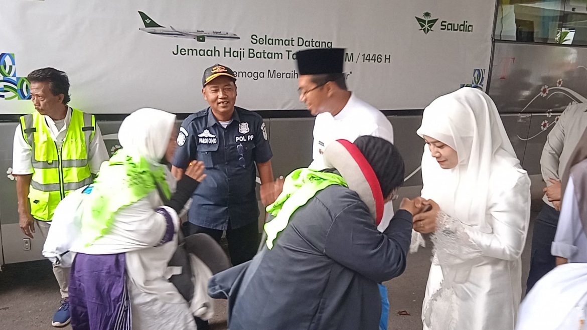 Wabup Jhony Charles Sambut Kedatangan Jemaah Haji Kloter 15 di Embarkasi Batam