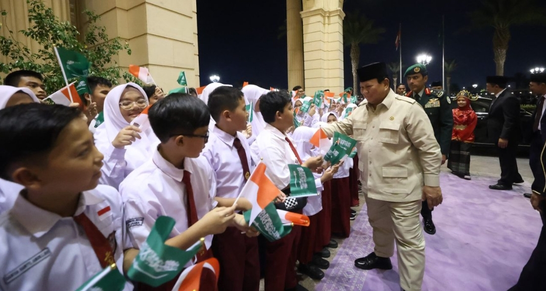 Presiden Prabowo Disambut Meriah oleh Siswa dan Diaspora Indonesia di Jeddah