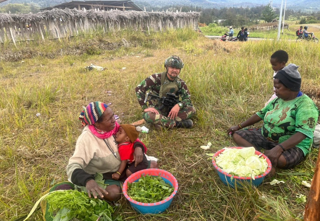 Langkah Loreng di Tanah Damai, Anjangsana Satgas TNI Menyapa Warga Kampung Wako