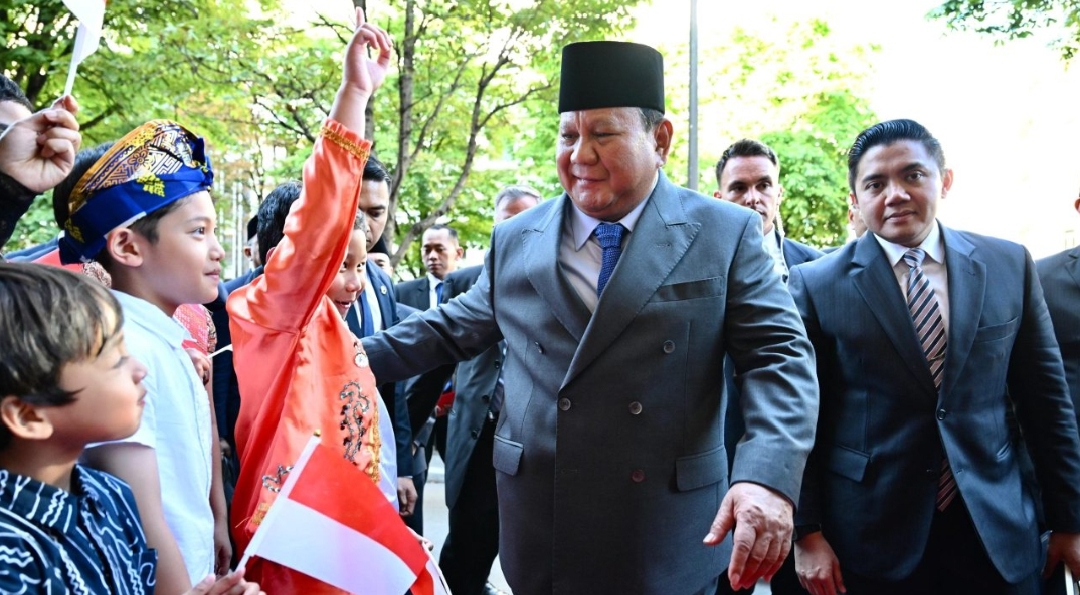 Senyum, Bunga, dan Bendera: Sambutan Diaspora untuk Presiden Prabowo di Paris