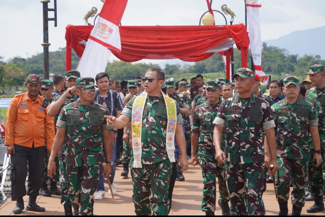 *Dukung Pelestarian Lingkungan, Kasad Tinjau Pembersihan Danau Situ Bagendit*