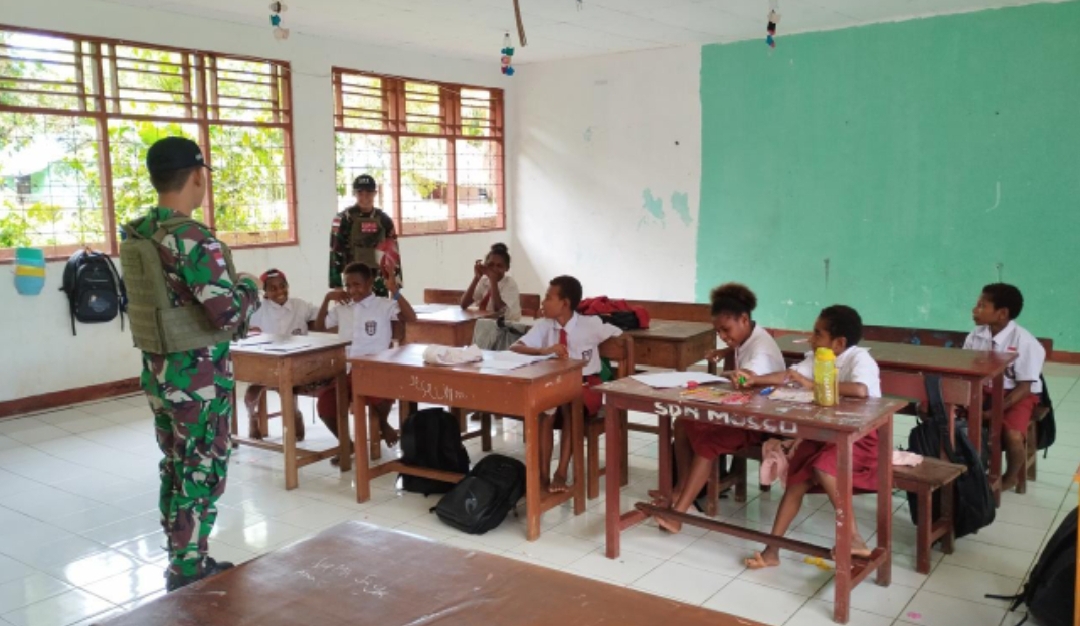 *Satgas Yonif 131/Brajasakti Membantu Memajukan Pendidikan di Perbatasan Papua*