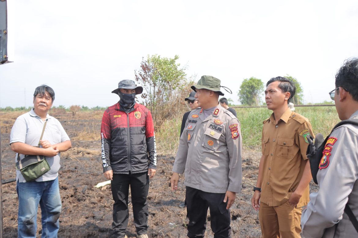 Kapolres Rohil Turun ke Lokasi Karhutla dan Pasang Police Line di Bangko Permata 