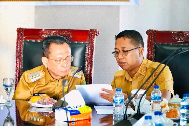 Bupati Rohil H.Bistamam, sebagai pemegang saham tunggal PT SPRH melakukan rapat bersama jajaran direksi PT  SPRH