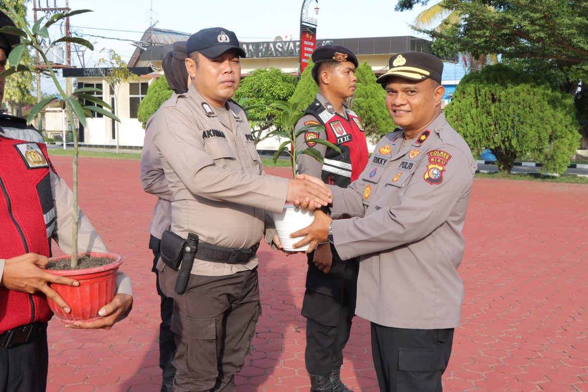 Peduli Lingkungan, Polres Rohil Hadiahkan Bibit Pohon ke Personel Ulang Tahun