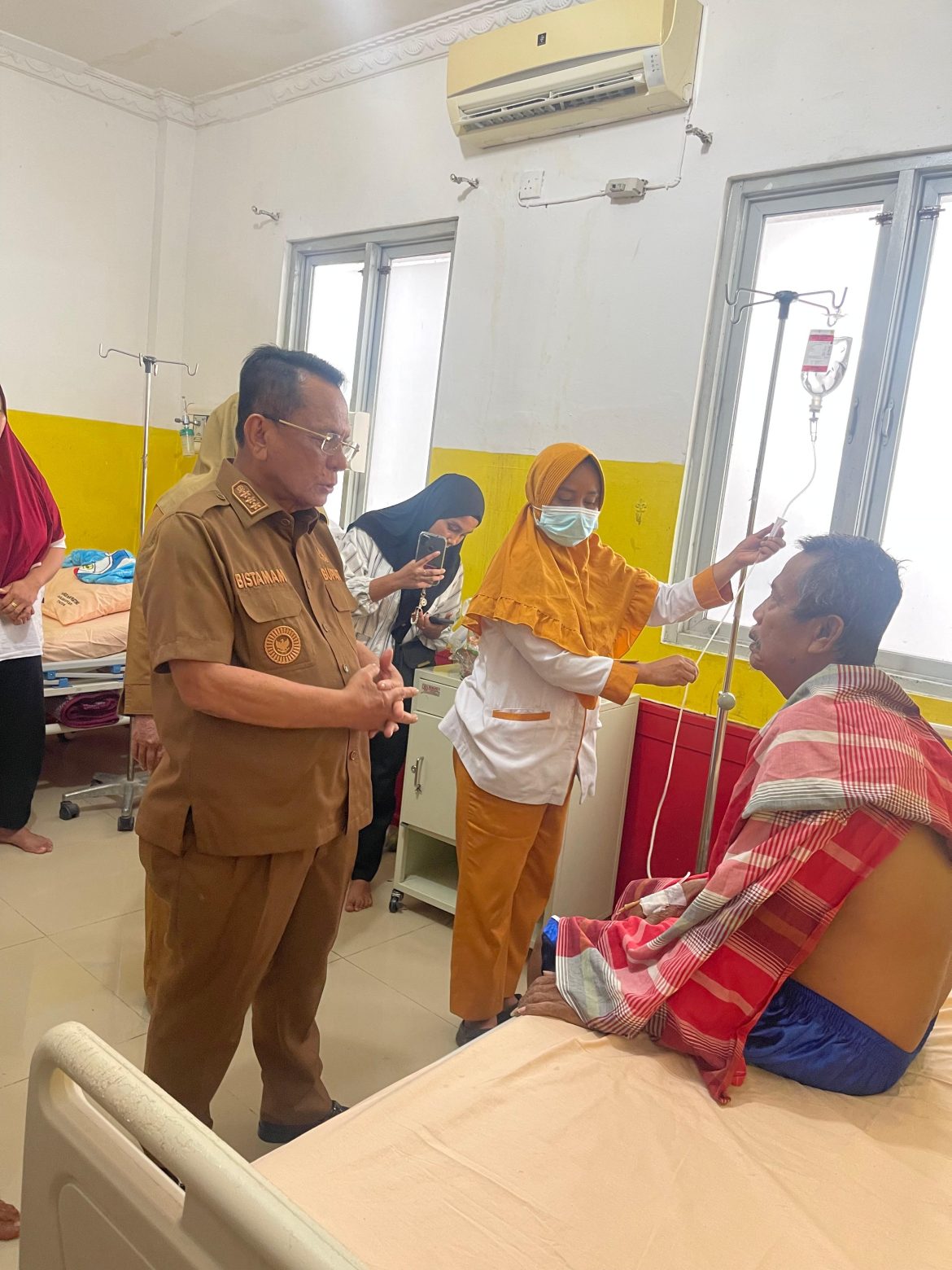 *Gerak Cepat, Bupati Rohil Jenguk Pasien Keracunan di RSUD Dr Pratomo*